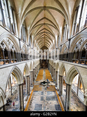 Weitblick in Salisbury Kathedrale von einem Balkon im ersten Stock. Stockfoto