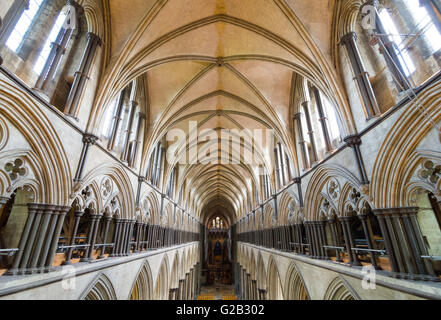 Weitblick in Salisbury Kathedrale von einem Balkon im ersten Stock. Stockfoto