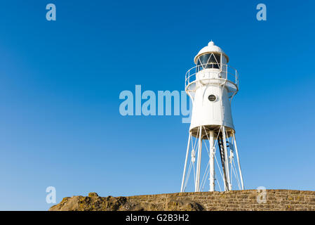 Der Leuchtturm mit Blick auf die Severn Mündung am schwarzen Nore, Portishead, North Somerset, England. Stockfoto