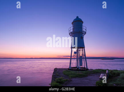 Der Leuchtturm mit Blick auf die Severn Mündung am schwarzen Nore, Portishead, North Somerset, England. Stockfoto