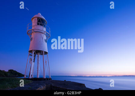 Der Leuchtturm mit Blick auf die Severn Mündung am schwarzen Nore, Portishead, North Somerset, England. Stockfoto