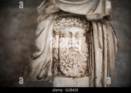 ATHEN, Griechenland - Herm. 2. Centiury AD. Unterstützende Figur für eine Statue von Hermes (?) Den Säugling Dionysos tragen. Die STOA von Attalos ist eine aus den 1950er Jahren stammende Erholung eines langen Pavillons, der ursprünglich um 150 v. Chr. errichtet wurde. Es war Teil der alten Agora (Markt). Es beherbergt heute das Museum der antiken Agora, das Lehm-, Bronze- und Glasobjekte, Skulpturen, Münzen und Aufschriften aus dem 7. Bis 5. Jahrhundert v. Chr. sowie Töpferwaren der Zeit der byzantinische Zeit und der türkischen Eroberung umfasst. Stockfoto