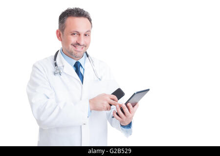 Beschäftigt Sanitäter oder Arzt mit Tablet und Handy isoliert auf weißem Hintergrund Stockfoto
