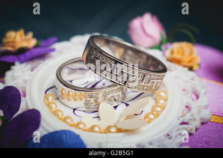 Schöne Trauringe mit brillanten hautnah Stockfoto