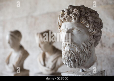 Altes Agora Museum 2. Jahrhundert n. Chr. Porträt Athen Griechenland // ATHEN, Griechenland — Porträt Kopf eines Mannes aus dem 2. Jahrhundert n. Chr. Die Stoa von Attalos ist eine Nachbildung eines langen Pavillons aus den 1950er Jahren, der ursprünglich um 150 v. Chr. erbaut wurde. Es war Teil der antiken Agora (Markt). Heute beherbergt es das Museum der antiken Agora, das Lehm-, Bronze- und Glasgegenstände, Skulpturen, Münzen und Inschriften aus dem 7. Bis 5. Jahrhundert v. Chr. sowie Keramik aus der byzantinischen Zeit und der türkischen Eroberung umfasst. Stockfoto