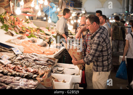Dimotiki Agora Fischmarkt Athen Griechenland // ATHEN, Griechenland — frischer Fisch zum Verkauf in der Dimotiki Agora, auch bekannt als Varvakios Agora, in der Innenstadt von Athen. Der Markt ist der größte Einzelhandelsmarkt für frische Lebensmittel in der Stadt, mit einer Reihe von Fisch- und Meeresfrüchteständen im Zentrum. Das Dimotiki Agora ist ein beliebtes Reiseziel für Einheimische und Touristen und bietet einen Einblick in die traditionelle griechische Esskultur und den Handel. Stockfoto