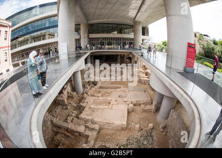 ATHEN, Griechenland - ATHEN, Griechenland - das neue Akropolis-Museum wurde 2009 eröffnet und soll alle Artefakte beherbergen, die aus dem antiken Akopolis geborgen wurden und sich in unmittelbarer Nähe befinden. Es wurde 2009 der Öffentlichkeit zugänglich gemacht und befindet sich auf der archäologischen Stätte von Makrygianni, von der ein Teil der Besichtigung am vorderen Eingang des Museums ausgesetzt ist. Stockfoto