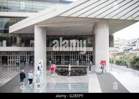 ATHEN, Griechenland - ATHEN, Griechenland - das neue Akropolis-Museum wurde 2009 eröffnet und soll alle Artefakte beherbergen, die aus dem antiken Akopolis geborgen wurden und sich in unmittelbarer Nähe befinden. Es wurde 2009 der Öffentlichkeit zugänglich gemacht und befindet sich auf der archäologischen Stätte von Makrygianni, von der ein Teil der Besichtigung am vorderen Eingang des Museums ausgesetzt ist. Stockfoto