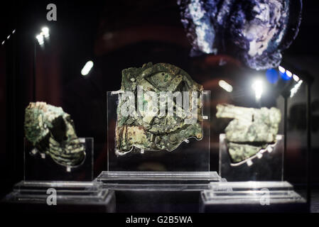 ATHEN, Griechenland — das große Rad oder Getriebe des Mechanismus. Als einer der Höhepunkte des Archäologischen Nationalmuseums in Athen, Griechenland, verfügt der Antikythera-Mechanismus jetzt über eine eigene Ausstellungsgalerie, in der alle seine Fragmente ausgestellt sind. Vermutlich wurde es zwischen 100 v. Chr. und 205 v. Chr. in einem großen Speicher von Statuen, Münzen und anderen Artefakten auf einem versunkenen Schiffswrack gefunden, das 1900 von Schwammtauchern vor der Küste der griechischen Insel Antikythera entdeckt wurde. Er wurde nach so langer Zeit im Salzwasser schwer beschädigt, aber umfangreiche Forschungen in den letzten Jahrzehnten ha Stockfoto