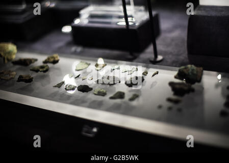 Antikythera Mechanism Fragmente Nationales Archäologisches Museum Athen Griechenland // ATHEN, Griechenland — einer der Höhepunkte des Nationalen Archäologischen Museums in Athen, Griechenland, verfügt der Antikythera Mechanism jetzt über eine eigene Ausstellungsgalerie, in der alle seine Fragmente ausgestellt sind. Vermutlich wurde es zwischen 100 v. Chr. und 205 v. Chr. in einem großen Speicher von Statuen, Münzen und anderen Artefakten auf einem versunkenen Schiffswrack gefunden, das 1900 von Schwammtauchern vor der Küste der griechischen Insel Antikythera entdeckt wurde. Er wurde nach so langer Zeit im Salzwasser schwer beschädigt, aber dehnt sich aus Stockfoto