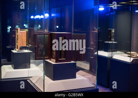 Antikythera-Mechanismusmodell Nationales Archäologisches Museum Athen Griechenland // ATHEN, Griechenland — Moderne Modelle des Antikythera-Mechanismus. Als einer der Höhepunkte des Archäologischen Nationalmuseums in Athen, Griechenland, verfügt der Antikythera-Mechanismus jetzt über eine eigene Ausstellungsgalerie, in der alle seine Fragmente ausgestellt sind. Vermutlich wurde es zwischen 100 v. Chr. und 205 v. Chr. in einem großen Speicher von Statuen, Münzen und anderen Artefakten auf einem versunkenen Schiffswrack gefunden, das 1900 von Schwammtauchern vor der Küste der griechischen Insel Antikythera entdeckt wurde. Danach wurde es schwer beschädigt Stockfoto