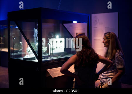 Antikythera-Mechanismus nationales Archäologisches Museum Athen Griechenland // ATHEN, Griechenland — einer der Höhepunkte des Nationalen Archäologischen Museums in Athen, Griechenland, verfügt der Antikythera-Mechanismus jetzt über eine eigene Ausstellungsgalerie, in der alle seine Fragmente ausgestellt sind. Vermutlich wurde es zwischen 100 v. Chr. und 205 v. Chr. in einem großen Speicher von Statuen, Münzen und anderen Artefakten auf einem versunkenen Schiffswrack gefunden, das 1900 von Schwammtauchern vor der Küste der griechischen Insel Antikythera entdeckt wurde. Er wurde nach so langer Zeit im Salzwasser schwer beschädigt, aber ausgiebig resear Stockfoto