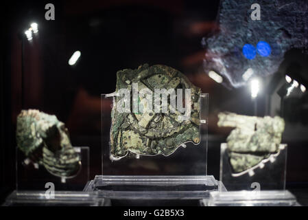Antikythera Mechanism Fragment Ein nationales Archäologisches Museum Athen Griechenland // ATHEN, Griechenland — einer der Höhepunkte des Nationalen Archäologischen Museums in Athen, Griechenland, verfügt der Antikythera Mechanism jetzt über eine eigene Ausstellungsgalerie, in der alle seine Fragmente ausgestellt sind. Vermutlich wurde es zwischen 100 v. Chr. und 205 v. Chr. in einem großen Speicher von Statuen, Münzen und anderen Artefakten auf einem versunkenen Schiffswrack gefunden, das 1900 von Schwammtauchern vor der Küste der griechischen Insel Antikythera entdeckt wurde. Er wurde nach so langer Zeit im Salzwasser schwer beschädigt, aber exten Stockfoto