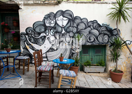 Seit der Finanzkrise in Griechenland gab es eine Explosion von Graffiti auf den Straßen von Athen, der Hauptstadt der Nation. Dies ist ein Beispiel für einige der bunten und oft sehr kreativen Straßenkunst. Stockfoto