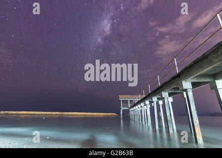 Milky Way-Einstellung durch eine Brücke in Penang Stockfoto