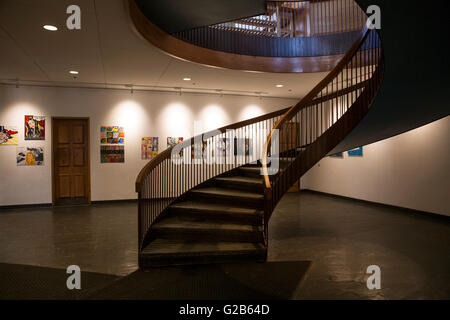 Wendeltreppe führt in den großen Speisesaal in der Dining Hall Gebäude in Groton School. Schülerarbeiten Kunst auf Wänden. Stockfoto