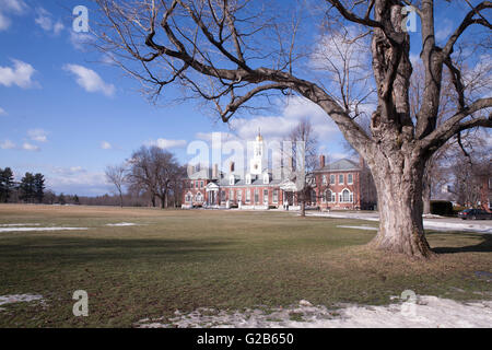 Das Schulhaus ist das Hauptgebäude für Klassenräume und Bibliothek an Groton School, eine Elite Prep School in Groton Massachusetts. Stockfoto