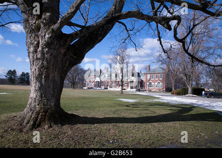 Das Schulhaus ist das Hauptgebäude für Klassenräume und Bibliothek an Groton School, eine Elite Prep School in Groton Massachusetts. Stockfoto