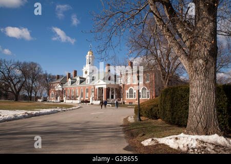 Das Schulhaus ist das Hauptgebäude für Klassenräume und Bibliothek an Groton School, eine Elite Prep School in Groton Massachusetts. Stockfoto