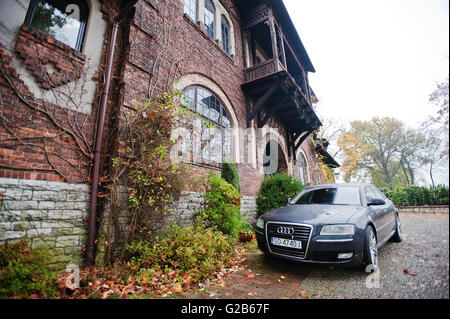 Sosnowiec, Polen - 23. Oktober 2014: Audi S6 (Audi A6), Auto produziert durch Deutsch Autohersteller Audi Hintergrund altes Herrenhaus Stockfoto