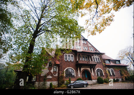 Sosnowiec, Polen - 23. Oktober 2014: Audi S6 (Audi A6), Auto produziert durch Deutsch Autohersteller Audi Hintergrund altes Herrenhaus Stockfoto