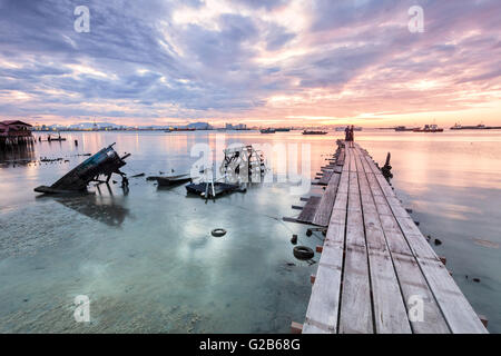 Holzbrücke-Sonnenaufgang am Clan Jetty, George Town, Penang, Malaysia Stockfoto
