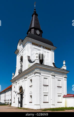 Glockenturm und Tor. Das Kloster der Verkündigung in Polen. Stockfoto