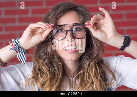 Frau, die versucht, ein paar doppelte Sehvermögen Gläser Stockfoto