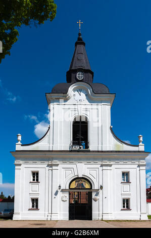 Glockenturm und Tor. Das Kloster der Verkündigung in Polen. Stockfoto