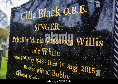 Grabstein von Cilla Black, Liverpool-Sängerin und TV-Star, auf dem Allerton Cemetery in Liverpool, UK Stockfoto