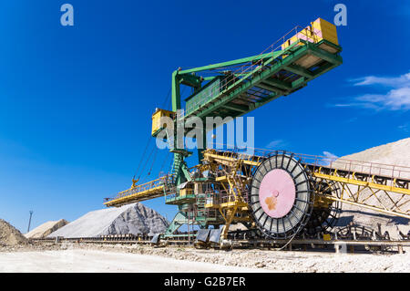 Teil Bau riesiger Steinbruch Mechanismus, Sommertag Stockfoto