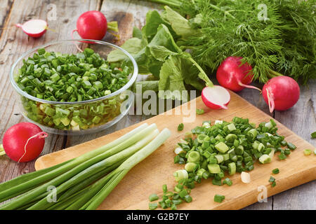 Frische Frühlingsluft Salatzutaten auf Holztisch Stockfoto