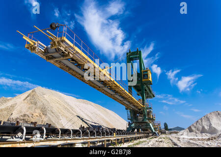 Teil Bau riesiger Steinbruch Mechanismus, Sommertag Stockfoto