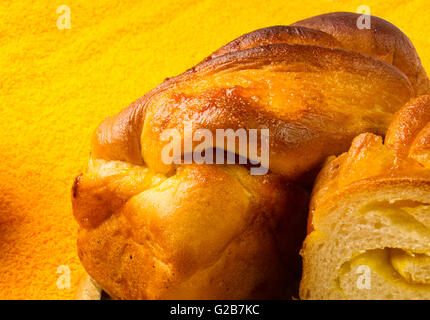 Pfirsich Strudel auf einem Holzbrett in eine rote Schale Stockfoto