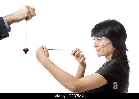 Studioaufnahme von eine Geschäft weibliche tragen schützende Conkers spielen Stockfoto