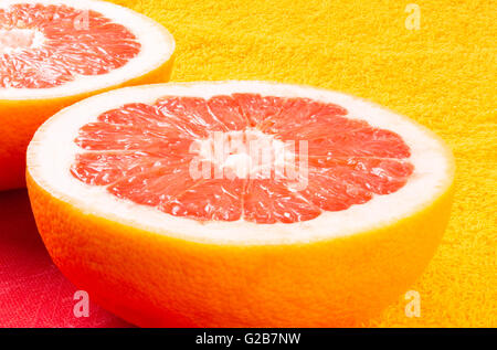 zwei Hälften der Grapefruit auf gelbem Hintergrund Stockfoto