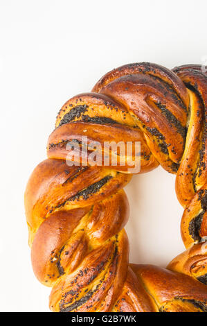 geflochtene Mohn Brotlaib auf weißem Hintergrund Stockfoto