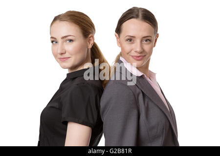 zwei Geschäftsmodelle stehen mit dem Rücken zusammen.  Isoliert auf weiss Stockfoto