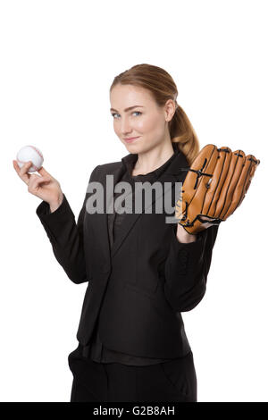 Oberkörper Studioaufnahme eines glücklich, hübsche Geschäftsmodells halten einen Baseball und ein Fänger Handschuh.  Isoliert auf weiss Stockfoto