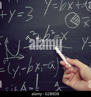 Lehrer Die Verschiedenen High School Mathematik Formel An Tafel