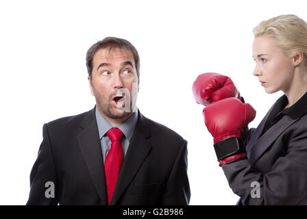 Oberkörper-Schuss von zwei Kollegen, die immer bereit für einen Kampf, eine tragen Boxhandschuhe.  isoliert auf weiss Stockfoto