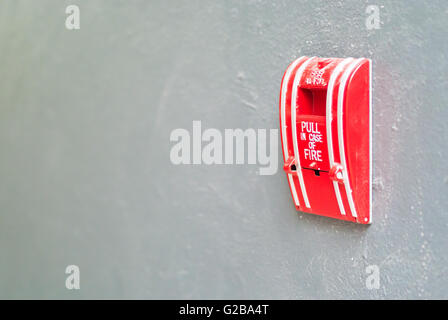 Ein Feueralarm in der Nähe von Tür Feuer. Stockfoto