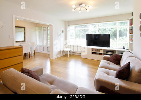 Ellington Gericht, Southgate. Offene Wohn- und Essbereich mit Holzböden im ganzen Raum. Große Fenster und Flachbild-tv vor. Beige Sofas. Stockfoto