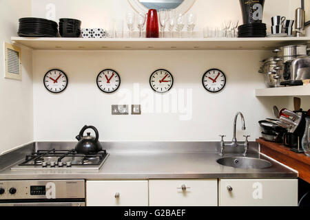 Foley House, Maddox Street. Kleine moderne Küche mit Edelstahl-Arbeitsplatten und Geräten. Zubehör für die zeitgenössische Küche und Dekorationen. Stockfoto