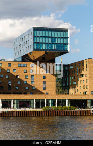 Nhow Hotel eröffnet im Jahr 2010 als Musik und Lifestyle Hotel an der Spree in Berlin. Außenansicht des Nhow Hotels. Glasstein auf höchstem Niveau. Stockfoto