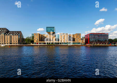 Nhow Hotel eröffnet im Jahr 2010 als Musik und Lifestyle Hotel an der Spree in Berlin. Ansicht des Nhow Hotels während des Tages neben Nachbargebäuden. Stockfoto