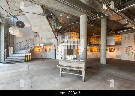 Nhow Hotel eröffnet im Jahr 2010 als Musik und Lifestyle Hotel an der Spree in Berlin. Großen Gewerbeflächen mit Klavier in der Mitte der Zimmer und der Beton Säule. Glas Kugeln von der Decke hängen und druckt auf der Wand. Stockfoto