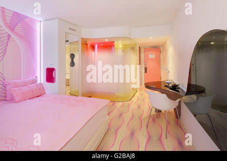 Nhow Hotel eröffnet im Jahr 2010 als Musik und Lifestyle Hotel an der Spree in Berlin. Teilansicht eines modernen bunten Schlafzimmer. Rosa Bettwäsche und Rosa Wand. Stockfoto