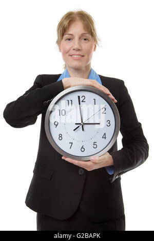 Zuversichtlich Reife kaukasischen Geschäftsfrau hält eine große Uhr In ihre Hände zeigen den Erfolg der guten Office-Zeitmessung. Stockfoto