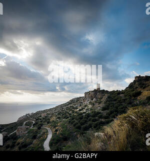 Tenaro blau Retreat in Mani, Griechenland. Blick auf den Turm in der Ferne über die Berge. Stockfoto